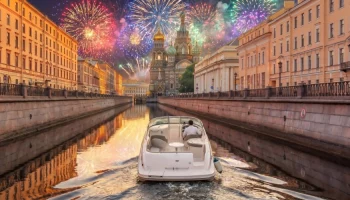Небо над Невой в огне: День ВМФ глазами пассажиров катеров и яхт Небо над Невой в огне: День ВМФ глазами пассажиров катеров и яхт